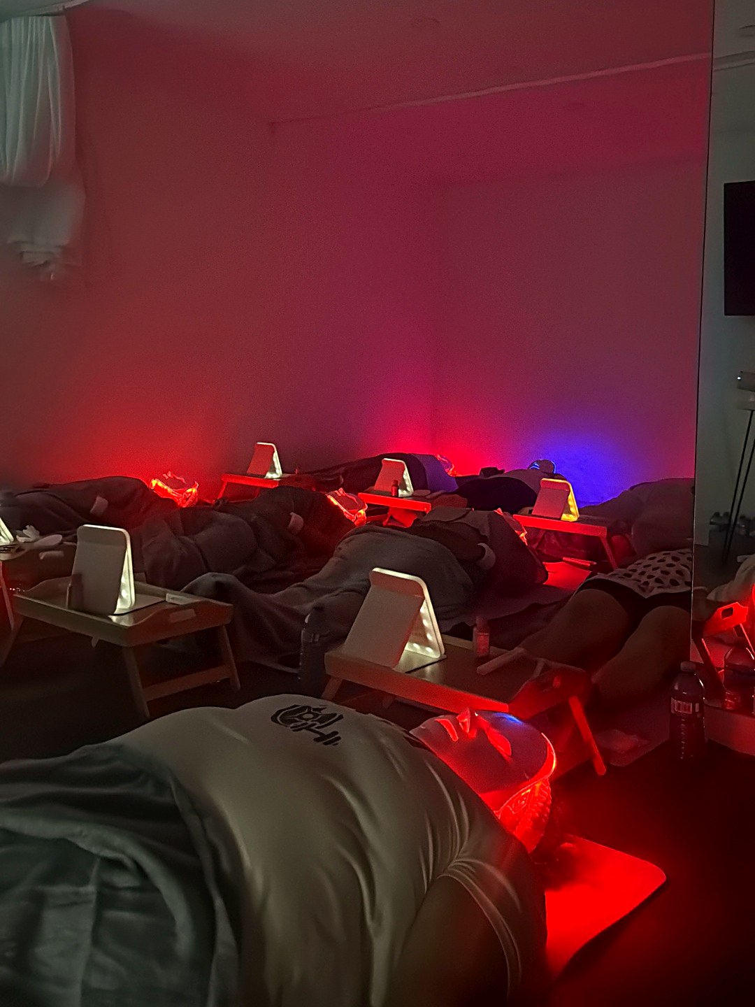 Séance de luminothérapie LED collective au Skin Club Montréal