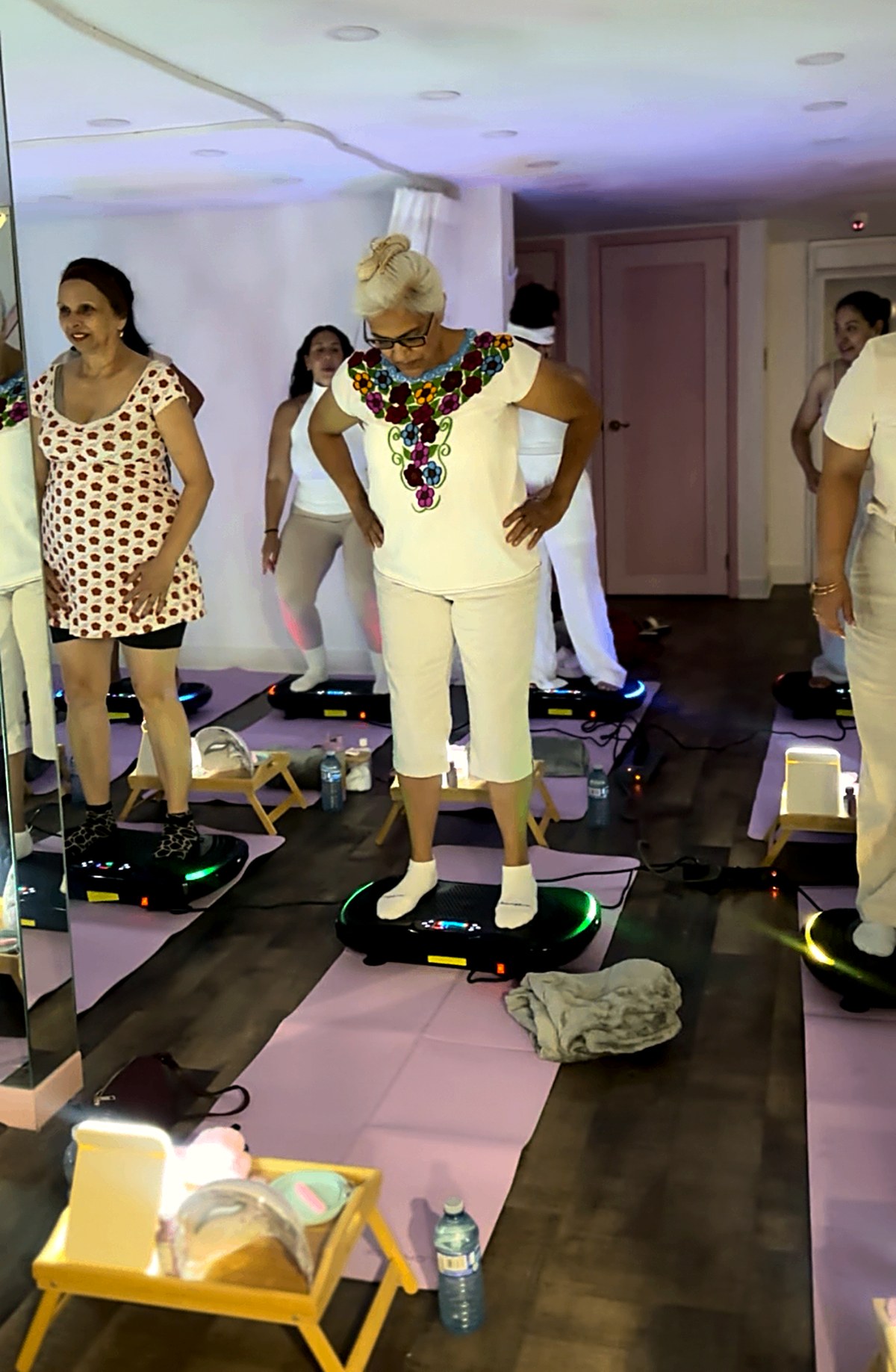 Participantes découvrant l'espace lors d'une séance collective Skin Club à Montréal
